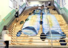 「しゅわ～」っと猛暑に清涼感　ＪＲ木更津駅　階段アートでラムネ瓶