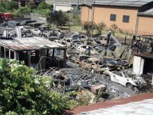 【速報】車１０台以上が炎上、２人搬送　柏市で火災