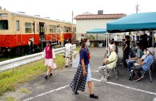「制服姿」でランウエーに　大原高生らモデル　いすみ鉄道国吉駅前