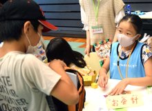 夏休み最後の日曜日、子どもたち“まち”のお仕事体験　警察官やゲーム屋なりきり