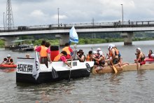 段ボールいかだで勝敗競う　家族連れら８０人、水上舞台に大冒険　佐倉・印旛沼でレース