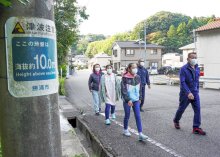 万が一に備え津波避難訓練　住民、海から離れ高台へ　官民１９機関で連携確認　勝浦