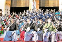 圧巻！１３０人が三味線大演奏　成田山新勝寺で３年ぶり「弦まつり」　参道には外国人旅行客の姿も