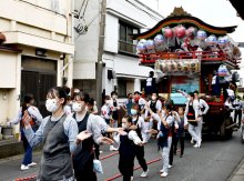 “限定復活”屋台巡行　町に活気、夜空彩る花火も　香取・小見川地区　【地方発ワイド】
