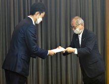 県職員給与　初任給と若年層の月給引き上げ　千葉県人事委勧告　ボーナス０・１月分増