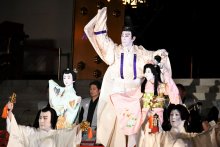 【写真特集】市川海老蔵さん「團十郎」襲名へ奉告参拝　親子で共演　参道お練りに大勢の人々　成田山新勝寺