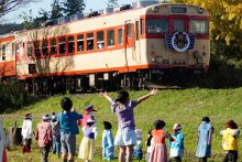 お疲れさま、昭和の車両　最後のキハ５８系「キハ２８」　定期運行から引退　ファンに見送られ…　千葉・いすみ鉄道
