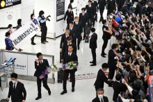 「お疲れ様！」「ブラボー」　空港駆け付けたサポーター、４年後の大躍進も期待　＜サムライブルー帰国＞