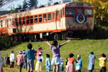 【子ども新聞　週刊ちばにち家】　お疲れさま「キハ２８」　いすみ鉄道でラストラン　（２０２２年１２月１日号）