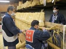 来年の平穏祈り丁寧に…重さ２００キロ「大しめ縄」作り　成田山新勝寺