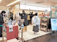 アクアライン開通２５周年　海ほたるで節目祝う　チーバくんら出迎え、千葉・神奈川県の特産品も