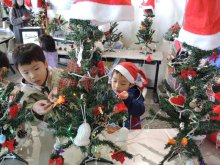 園児らツリー飾り付け　流山・運河駅　オランダ風Ｘｍａｓ演出　【師走スケッチ２０２２】
