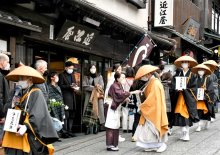 成田山参道で托鉢　新勝寺、歳末助け合い　【師走スケッチ２０２２】
