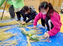 稲わらで正月飾り　高齢者指導、児童手作り　大多喜　【師走スケッチ２０２２】