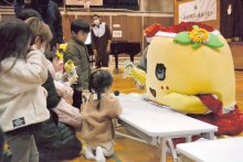 【動画あり】「ふなっしーサンタ」サプライズ登場！　統合前、最後のクリスマス会に　船橋・金杉台中学校