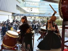 勇壮和太鼓、邪気はらう　柏高島屋で新年パフォーマンス　「打破」テーマに流山の荒川社中