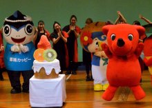 チーバくん、おめでとう　ふなっしーら祝福　ぐんまちゃん、くまモンも駆け付け　１６回目の誕生会