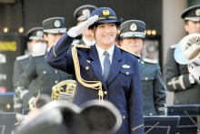 ＜１１０番の日＞女子プロゴルファー稲見選手が一日課長　制服姿で適正利用訴え　浦安・イクスピアリ