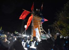 【続報】成田空港反対派のやぐら撤去作業、終了　公妨疑いで３人現行犯逮捕