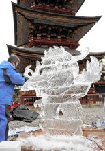 氷の彫刻で腕競う　緻密に作られた竜やカジキ　職人手掛けた１７作品、見学者を魅了　成田山新勝寺