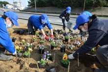 花壇にハート込め　旭農高生　【東日本大震災１２年】