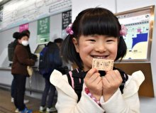 ＜新駅「幕張豊砂」誕生＞ファン熱狂、記念の切符を求め長蛇の列　雨にめげず徹夜組も