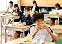 「かとりバーガー」給食　入学、進級祝い特別献立　香取の小中校　地産マッシュルームや水郷どり