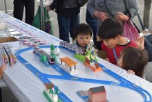 ミニ電車やグッズに夢中　沿線住民ら２万人にぎわう　印西　北総鉄道５年ぶり春まつり