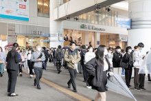 県内の通勤・通学客、マスク姿目立つ　５類移行初日の朝　「人の目、気になる」「やっぱり息苦しい」　新型コロナ