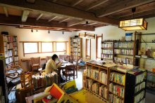 本が生む出会い、交流　シェアハウスきっかけに　星空の小さな図書館（いすみ市）　【ふさの国探宝】