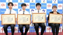 高校生と大学生が痴漢取り押さえ　ＪＲ総武快速線　被害者に助け求められ、逃げた男を追跡