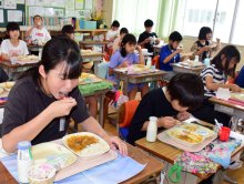給食に白子特産・新タマネギ　児童「甘くておいしい」　多彩な料理でほぼ毎日“古里の味”堪能