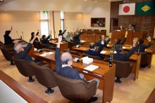 ＜女性職員に暴行し罰金＞長生村議・東間氏が議員辞職　３度の勧告後、副議長も　村長「遅すぎた」　一連の問題で苦情数百件