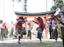 豊作祈り「羯鼓舞」奉納　７０代と２０代の獅子役、息の合った踊り披露　富津・古船浅間神社