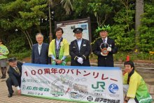 「１００周年」広島電鉄から銚子電鉄に　コラボで１千キロ結ぶバトンリレー　竹本社長、犬吠駅でゴール「重みひしひし」