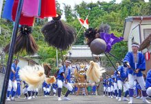 【動画あり】勝浦・鵜原の浜に大名行列　威勢良く宮入り、天井突き破るみこしも　八坂神社の例祭