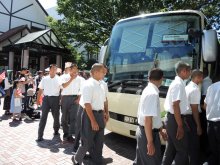 専大松戸高、甲子園へ出発　大森主将「一戦必勝で」　見送りに生徒や保護者ら３００人