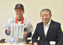 安田投手、鴨川に凱旋　Ｕ―１８Ｗ杯初Ｖ、甲子園出場を市長に報告　