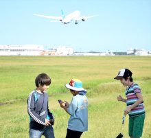 ランプタワー見学　成田空港　小学生２０人　高層から航空機眺める