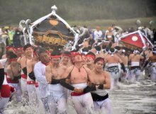 雨の中、勇壮に汐ふみ　 大原はだか祭り開幕　通常開催は４年ぶり