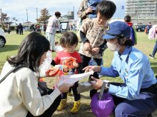 「パンプキン（還付金）詐欺」に注意を　ハロウィーンちなみ、カボチャの啓発グッズ配布　孫から高齢者に渡して　白子