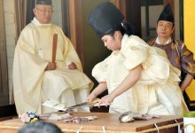 華麗な所作でマダイさばく　伝統の「庖丁式」、女性料理人が大役　豊漁や五穀豊穣祈る　南房総・高家神社