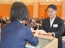 千葉県内企業で内定式　多くが４年ぶり対面に　食事会では内定者同士が親睦