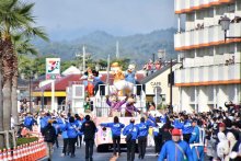 館山にミッキー来た！　千葉県１５０周年、公道パレードにディズニー　市の人口超える５万７千人詰めかけ
