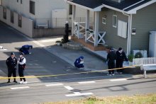 【速報】中国人女性殴られ死亡　住宅の玄関前、頭から出血も　周辺には所持品散乱　未明の松戸、若い男２人が逃走