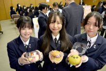 「梨バーガー」「タコやっち」　八千代高生パン考案　地元５店に１２種登場
