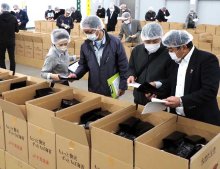 江戸前ノリ初競り　色、つや、香り慎重に吟味　生産低迷の中３万円落札、過去最高を更新　富津