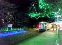 イルミで乗客出迎え　小湊鉄道・月崎駅　市原　冬恒例、沿線活性化図る　【師走スケッチ２０２３】