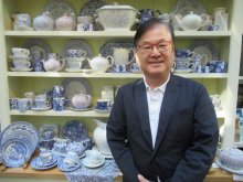青と白格調高い英陶器　老舗職人、製法こだわり　タスマンインターナショナル　（浦安市）【ちばの元気企業】
