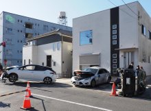 【速報】住宅敷地に７１歳運転の車突っ込む　駐車中の車に衝突、踏み間違えか　君津